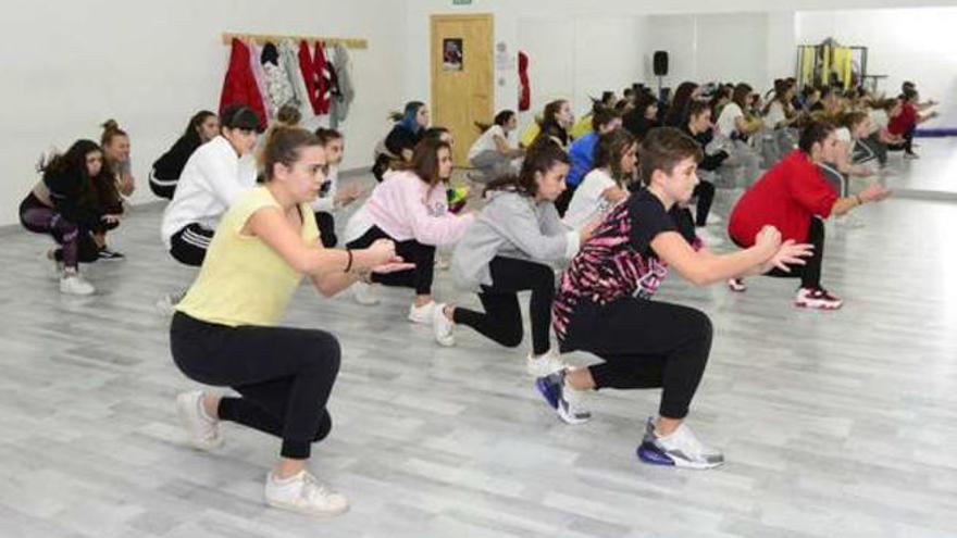 Alumnos de Danza 10 Studio, la semana pasada durante un ensayo en la academia.