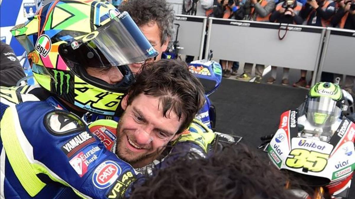 Rossi abraza a Crutchlow tras la carrera en Australia