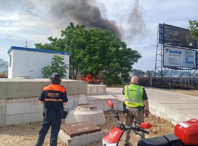 FOTOGALERÍA | Incendio de una gran zona de pastos en Santa Justa en Sevilla