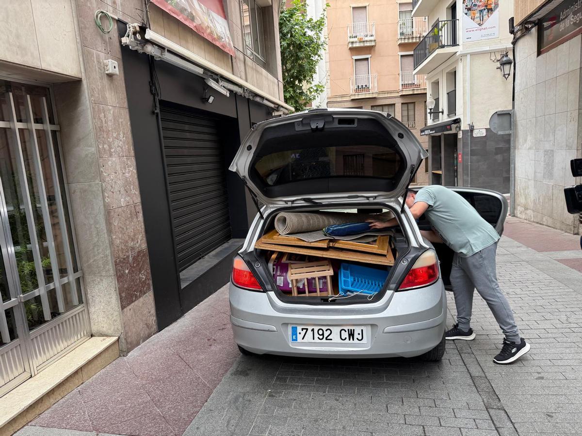 Un vecino de un edificio colindante al de la Banca Peral, cargando su vehículo con enseres este viernes por la mañana tras el desalojo acordado