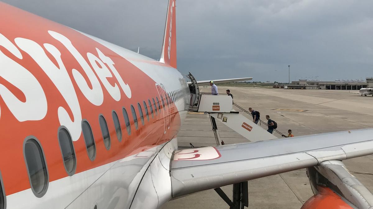 Passatgers pujant en un avió d&#039;EasyJet a l&#039;aeroport del Prat de Barcelona