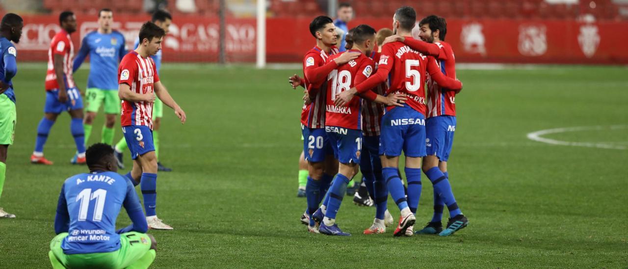 Los jugadores del Sporting celebran uno de los goles ante el Fuenlabrada en El Molinón