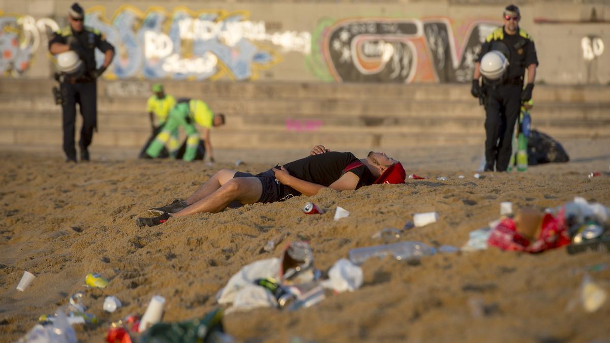 La Guardia Urbana desaloja la playa de la Nova Icaria tras la verbena de Sant Joan.