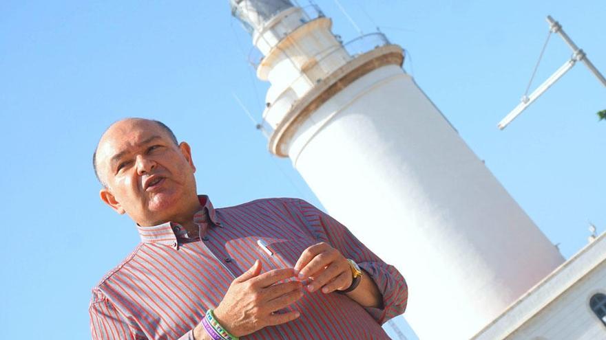 Garrido Moraga, frente a La Farola.