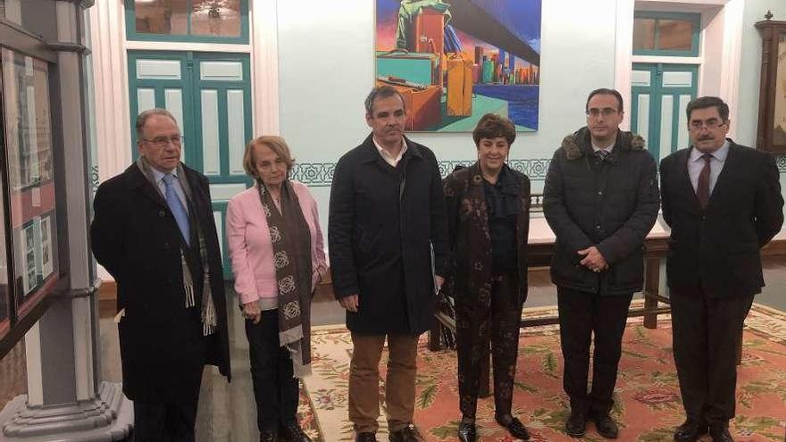 José David Vigil-Escalera, Paz Fernández Felgueroso, Vicente Domínguez, Begoña Serrano, Jesús Bordás y Santiago González, ayer, en la sede del Archivo de Indianos de Colombres.