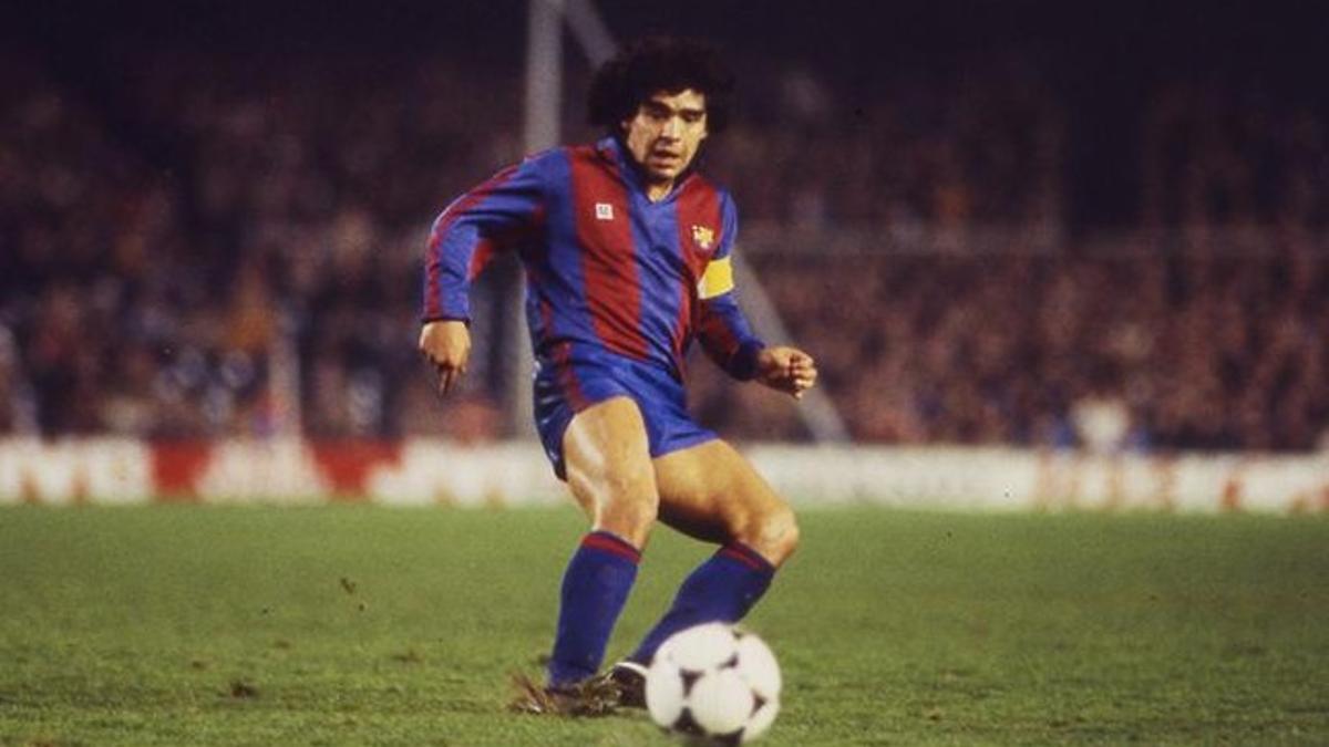 Maradona, en una partido jugado en el Camp Nou en la década de los ochenta