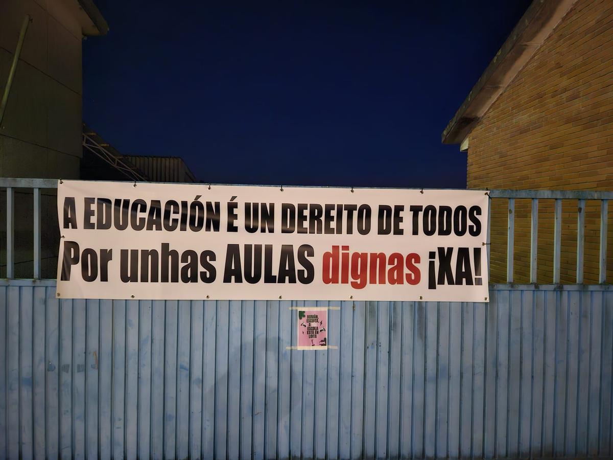 Pancarta colocada meses atrás en el CEIP Nosa Señora da Piedade.