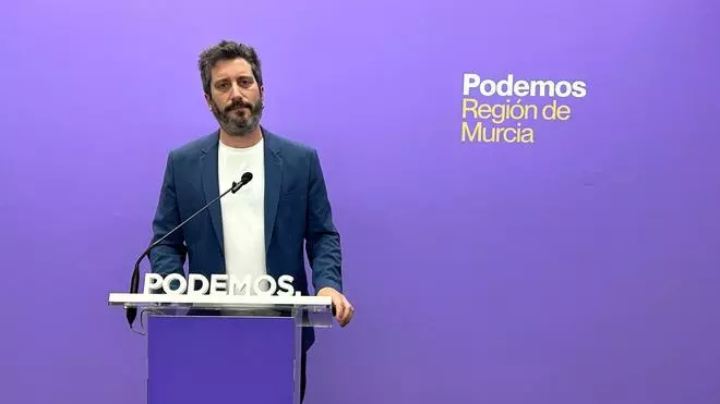 Podemos exige la dimisión del consejero de Salud: "Ha triplicado los pacientes que superan el plazo legal para ser atendidos"