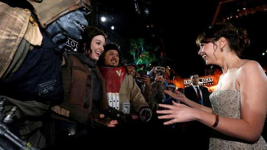 Felicity Jones, con fans, en el estreno mundial de la película. // Reuters