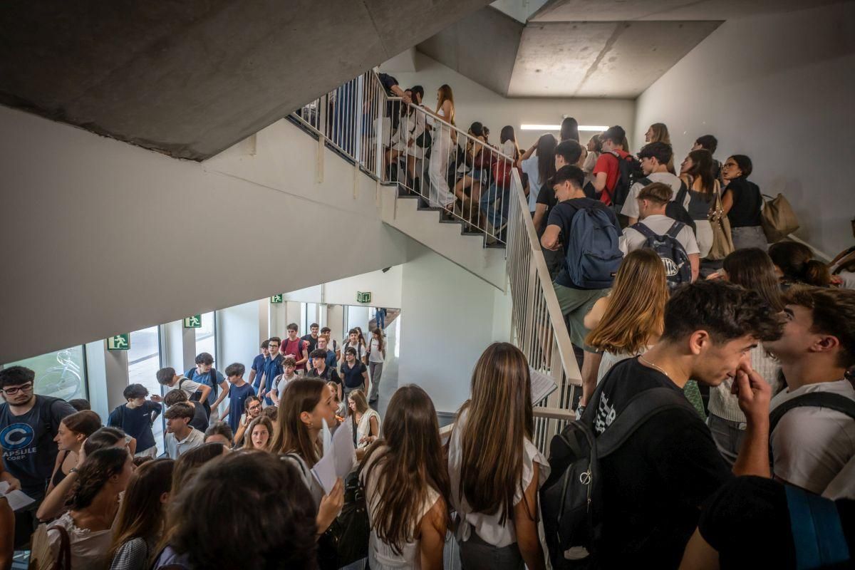 Llegada de alumnos a la Facultat de Dret de la UB, el primer día de exámenes de las PAU 2025 en Catalunya