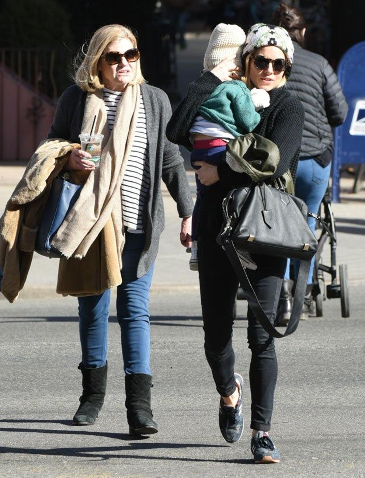 Sienna Miller, de paseo con su madre y su hija