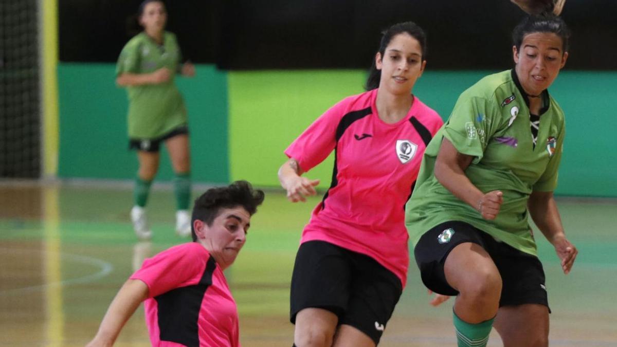 Imagen de uno de los partidos del torneo femenino disputado ayer. // JOSÉ LORES