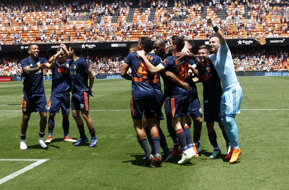 Fiesta y manteo de los jugadores del Valencia CF