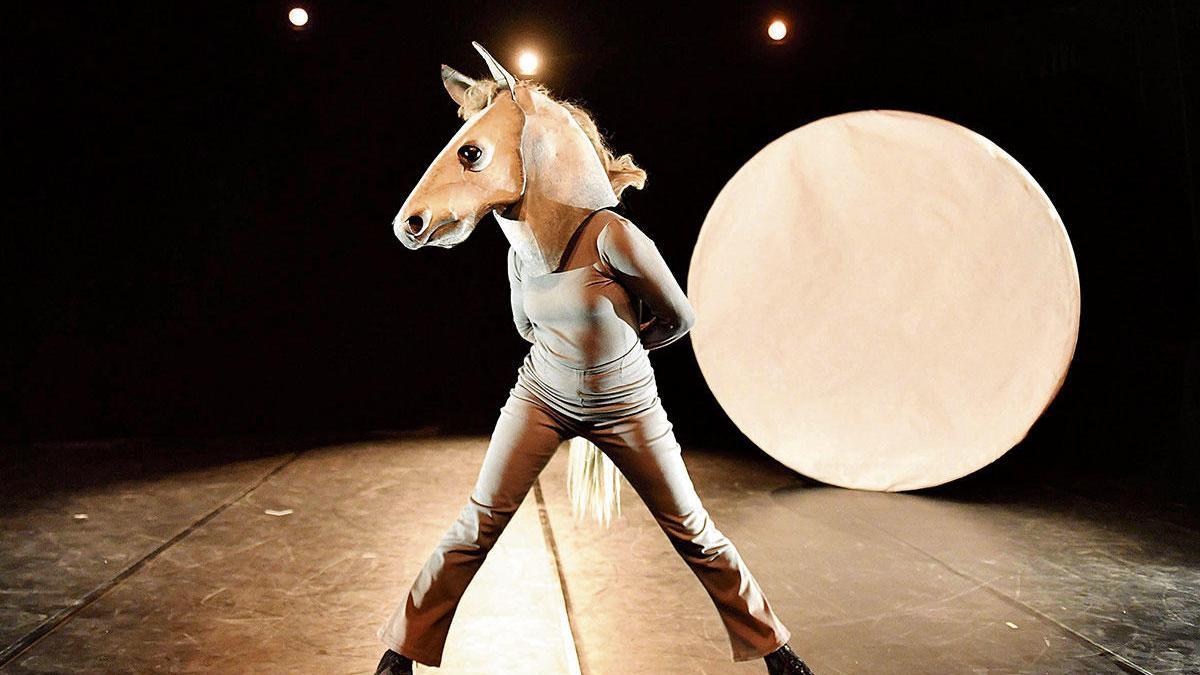 Zwischen Zirkus und Figurentheater, Mensch und Tier bewegt sich das poetische Spektakel „Trot&quot; des Ensembles Manipulats.