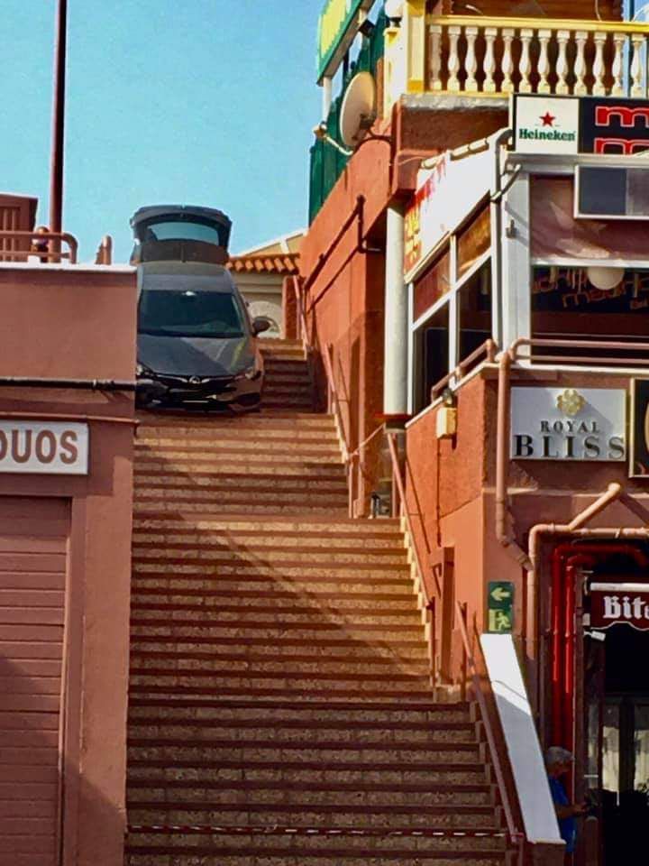 Un conductor baja con su vehículo por las escaleras del Centro Comercial Yumbo