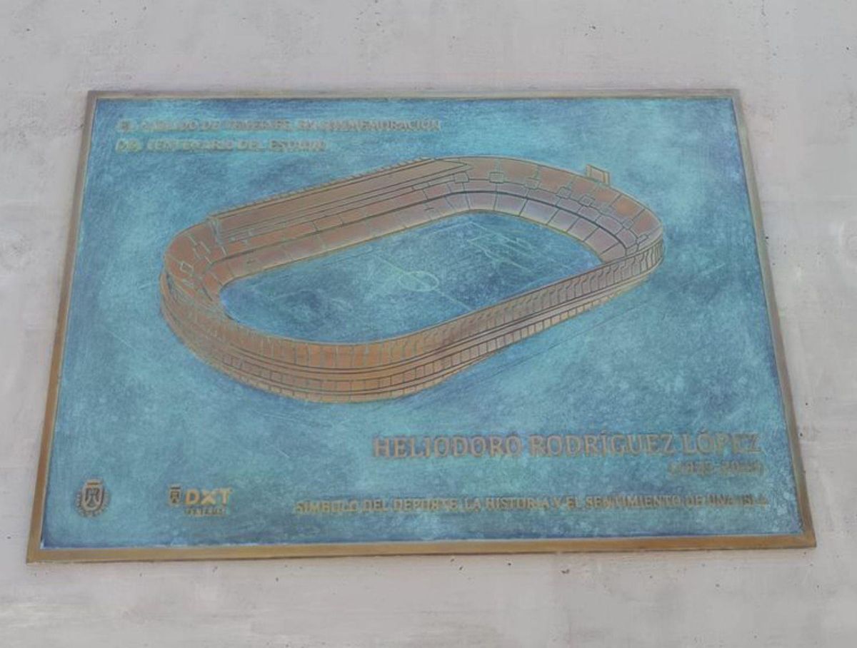 Las autoridades hicieron un recorrido por imágenes históricas del club (1) tras descubrir la placa con el lema: «Símbolo del deporte, la historia y el sentimiento de una isla» (2).