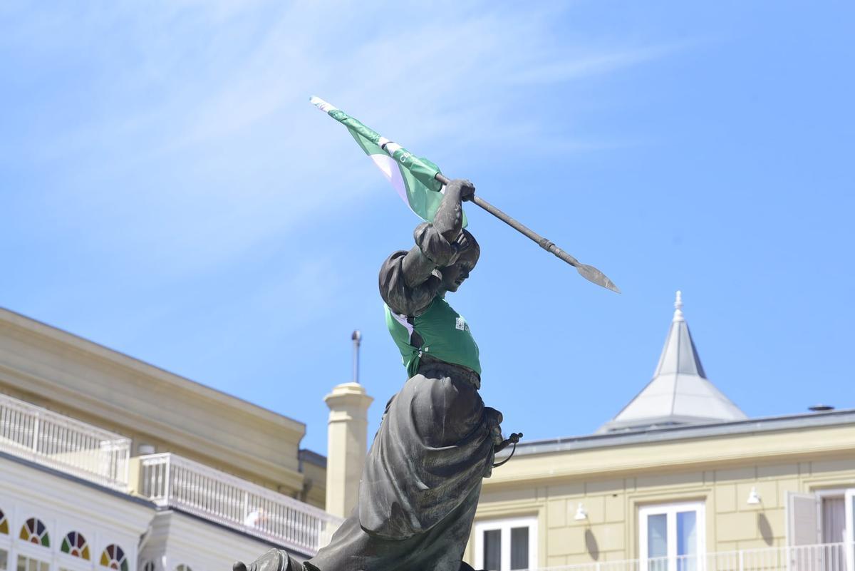 La estatua de María Pita, de verdiblanco para apoyar al Liceo