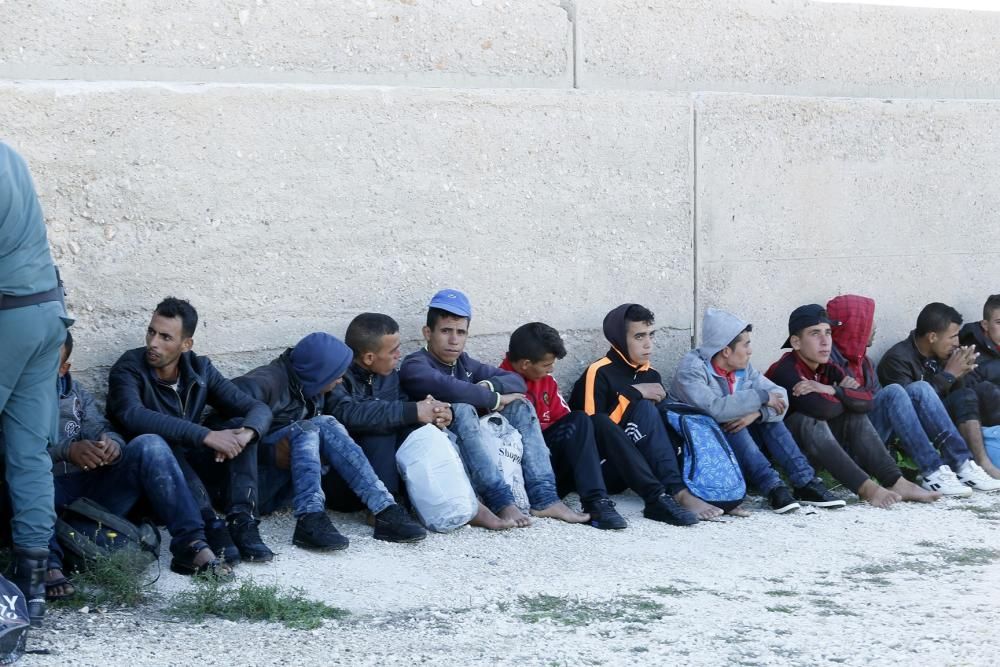 Acogida de los inmigrantes en el muelle de la Sal de Torrevieja por parte de la Cruz Roja