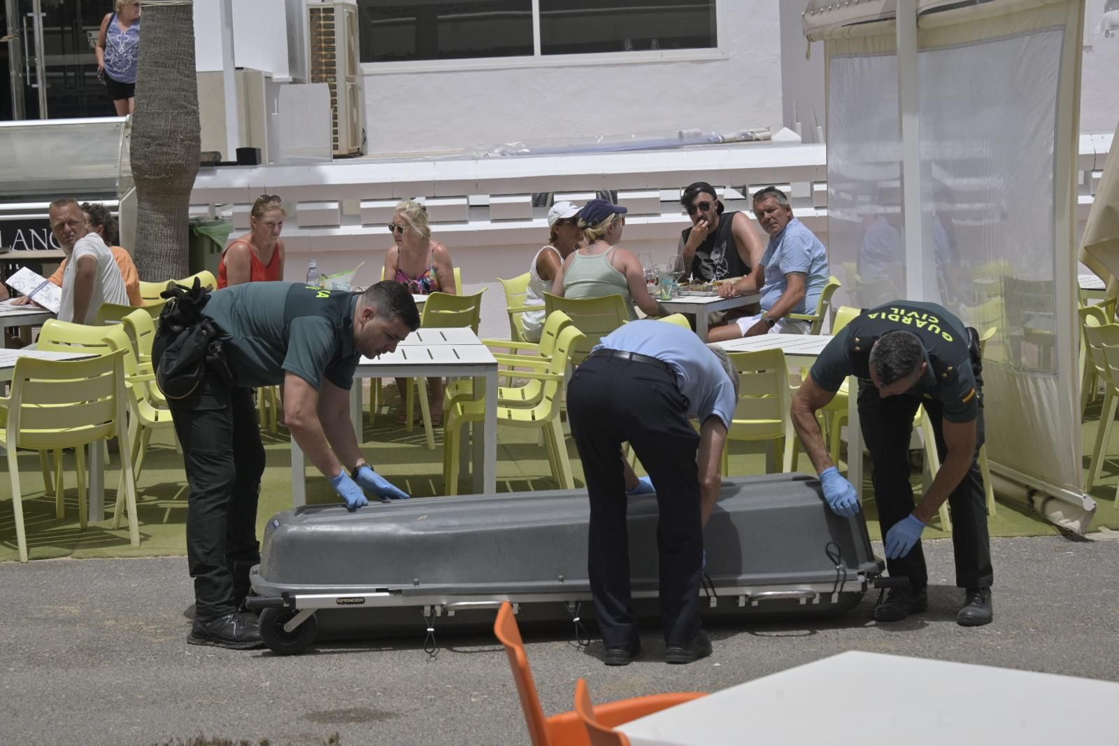 Dos hombres mueren ahogados al auxiliar a dos bañistas en apuros en Guardamar del Segura