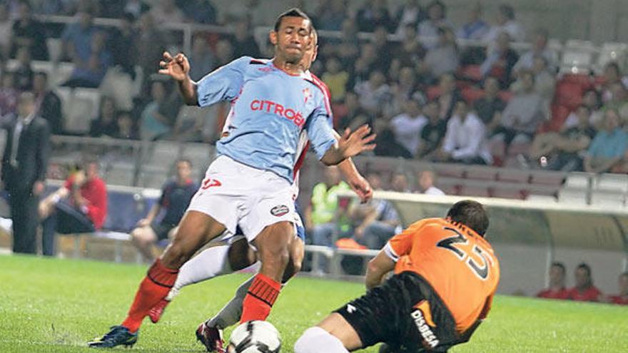 Jorquera detiene un balón frente a Saulo, autor del tercer gol del Celta