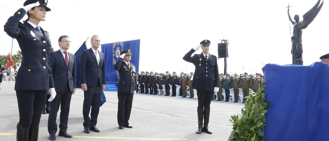 El expresidente Alberto Fabra acudiendo a un acto de la policía en 2014.