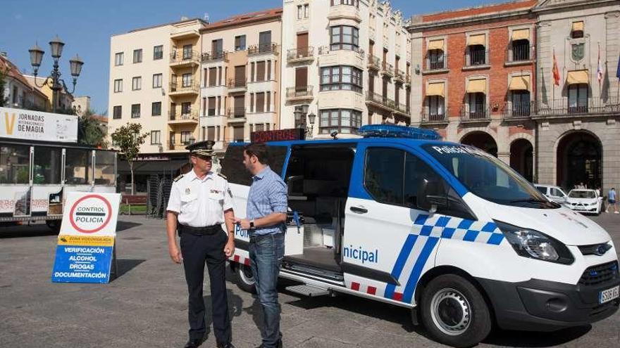 El concejal de Seguridad Ciudadana, Antidio Fagúndez, y el jefe de Policía Municipal, Tomás Antón, presentan el turismo; a la derecha, un joven se somete al test de drogas .