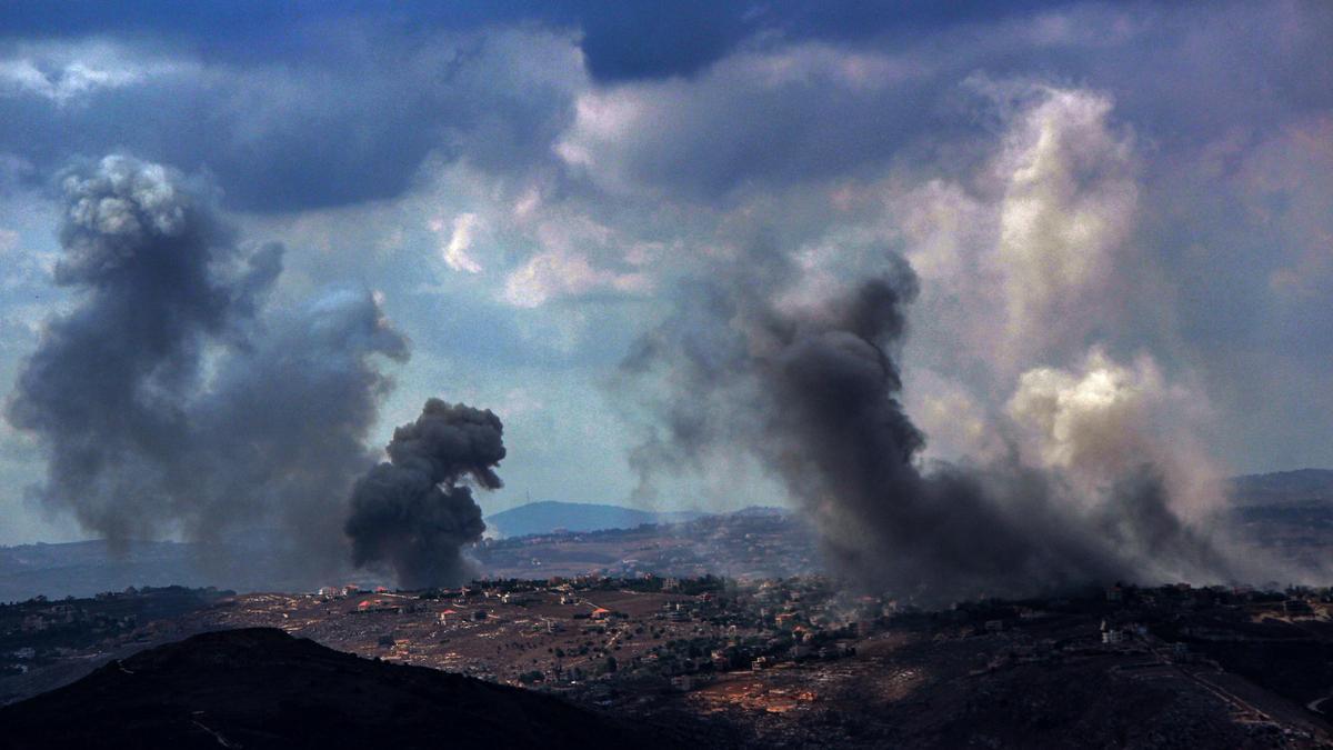 Cortinas de humo provocadas por bombardeos israelíes en la frontera sur del Líbano, este lunes.