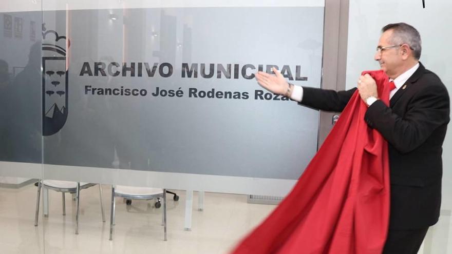 Instante en el que inauguran la placa del nuevo Archivo Municipal.