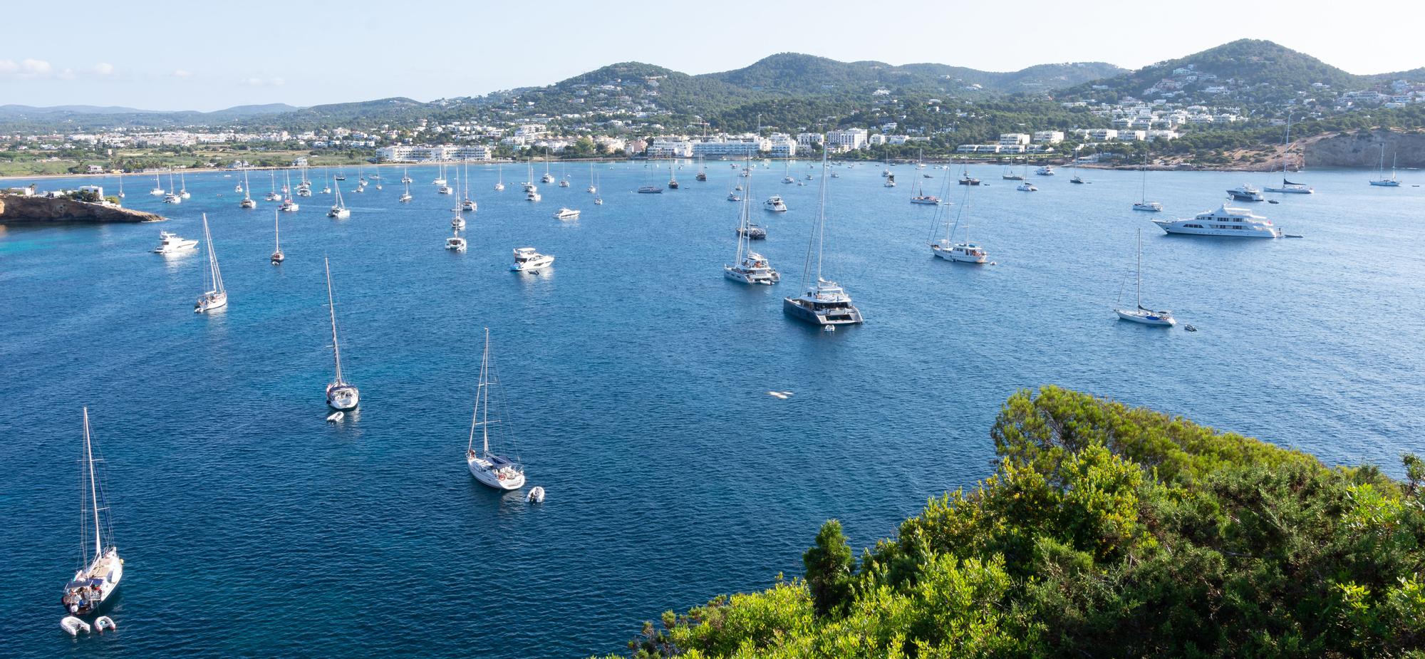 El horizonte de Ibiza queda oculto tras los barcos