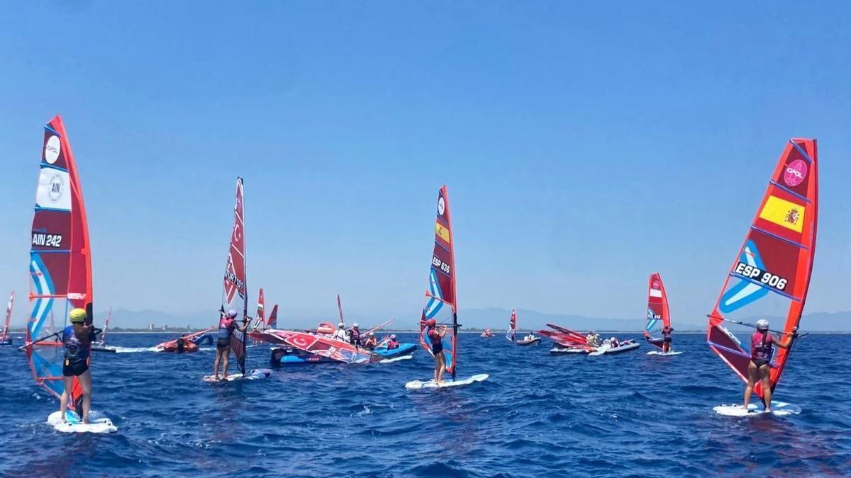 Així es viu des de l'aigua una regata del Mundial juvenil d'IQFoil