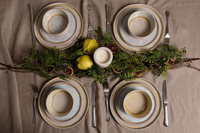 La propuesta de mesa de Navidad de Neto Cerámicas, con centro de membrillos y naranjas secas