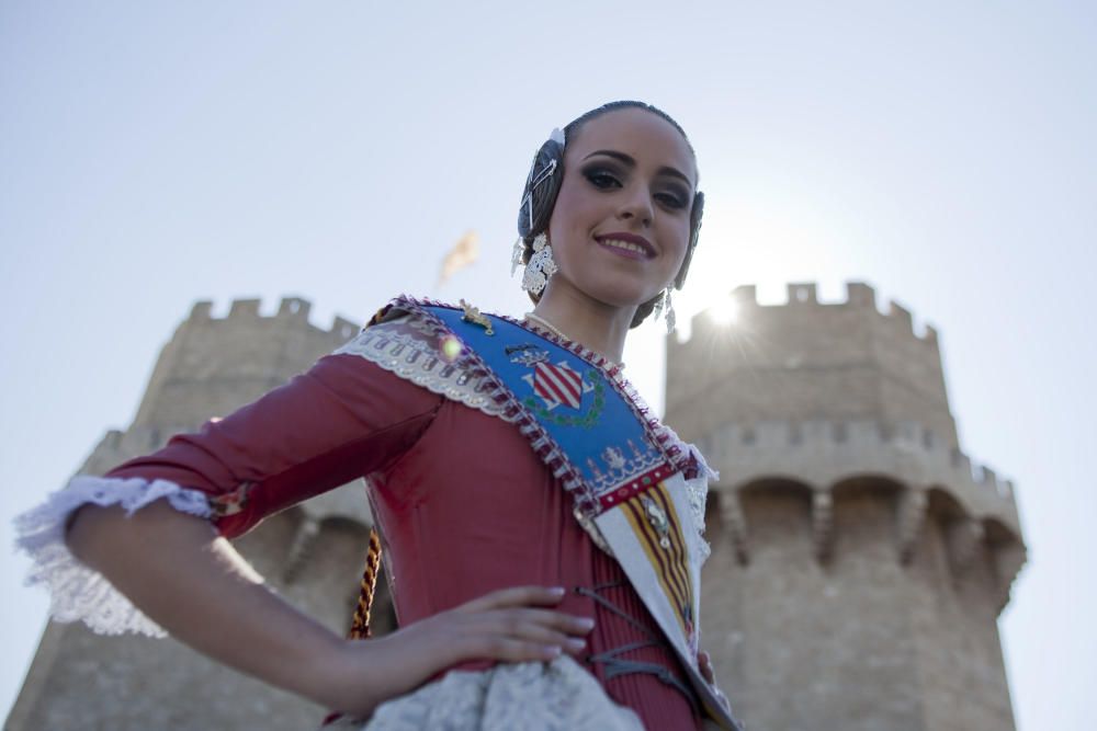 Arantxa Escudero es la última del grupo de 2011 que ha pasado por el altar, de las bastantes que ya lo han hecho. Ella eligió como fondo las Torres de Serranos —después de que le dimos bastantes vueltas a diferentes alternaticas—. La habíamos conocido un poco más jovencita, pocos años antes, haciendo de hermana mayor de fallera mayor infantil de Valencia, Inmaculada.