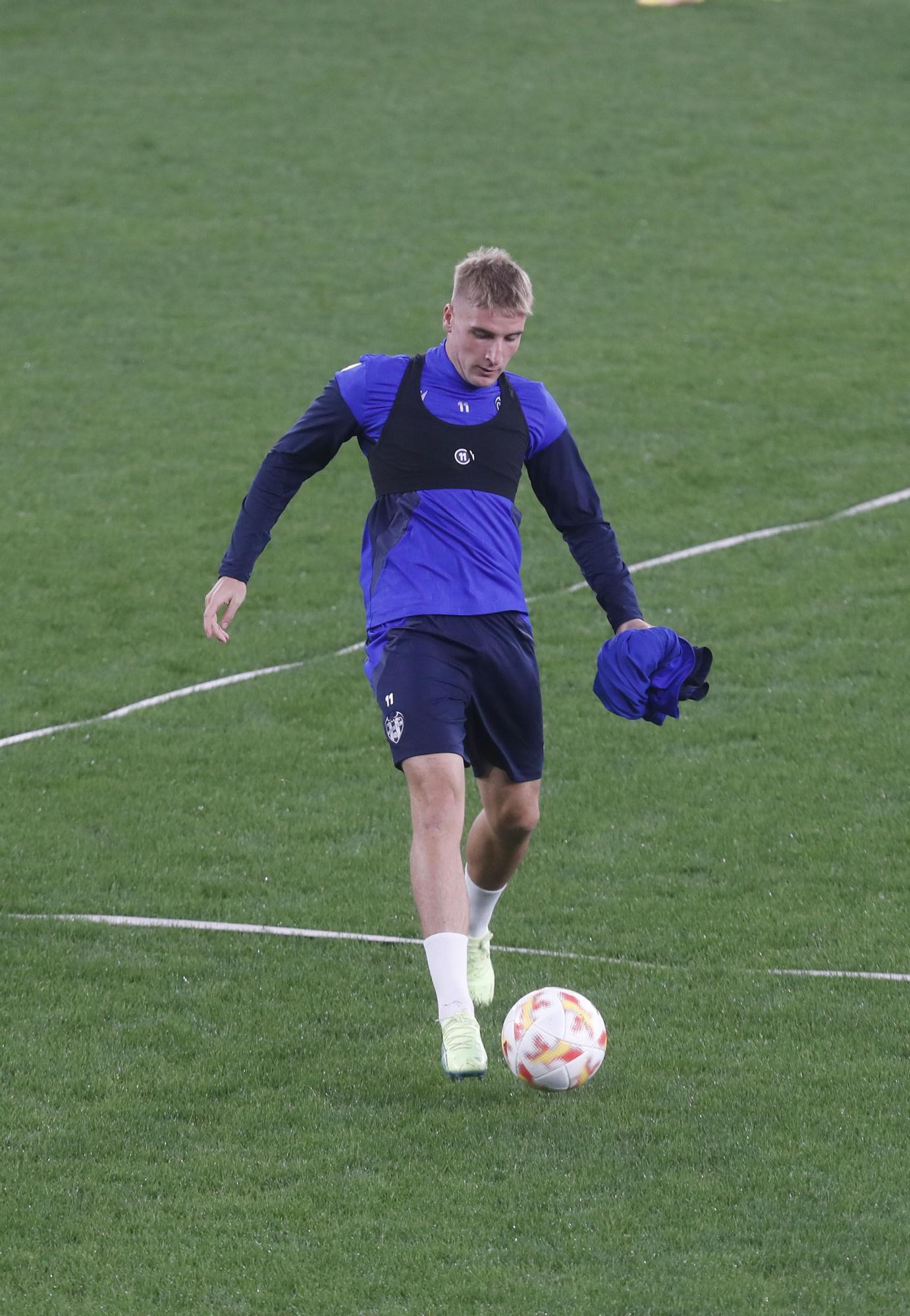 El Levante UD entrena en el Ciutat antes de viajar a Olot