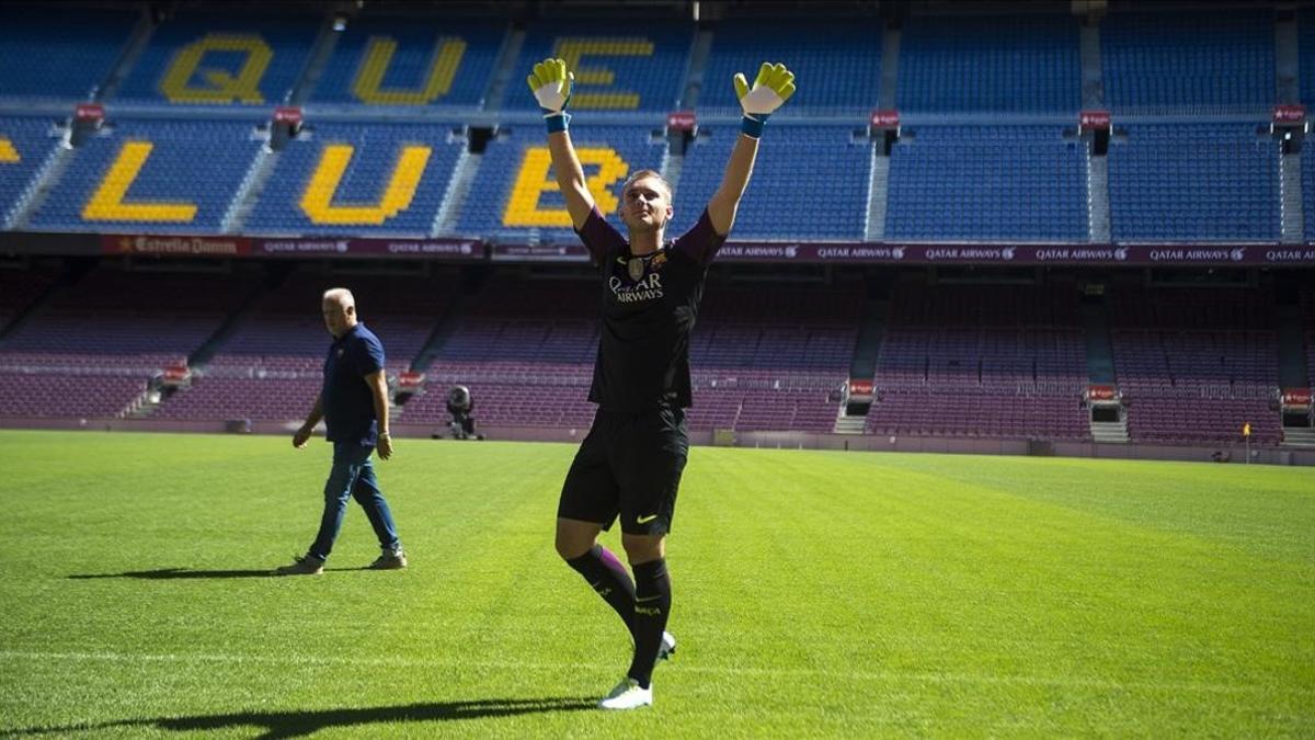 Cillessen saluda a los aficionados en el Camp Nou.