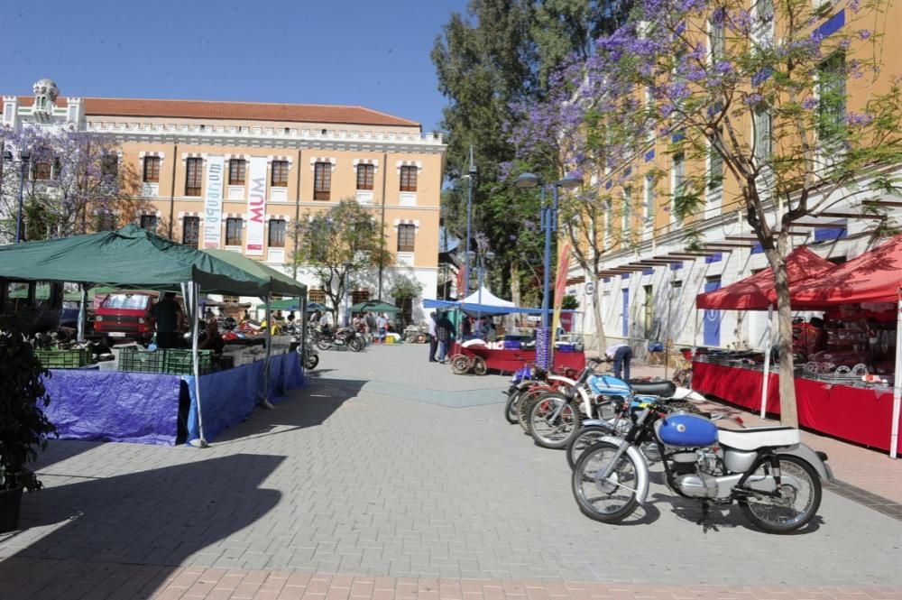 Lo coches antiguos conquistan  el Cuartel de Artillería