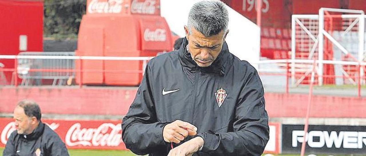 Martí, observando su reloj en el entrenamiento