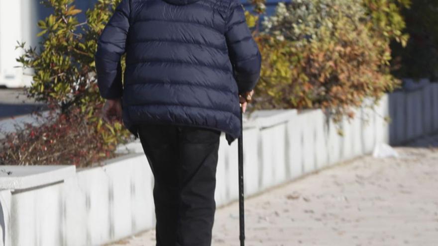 Un hombre de edad avanzada con bastón camina por Vigo. |   // R. GROBAS