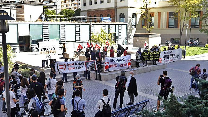 Asociados, investigadores y estudiantes en el rectorado, ayer. | M.A. MONTESINOS