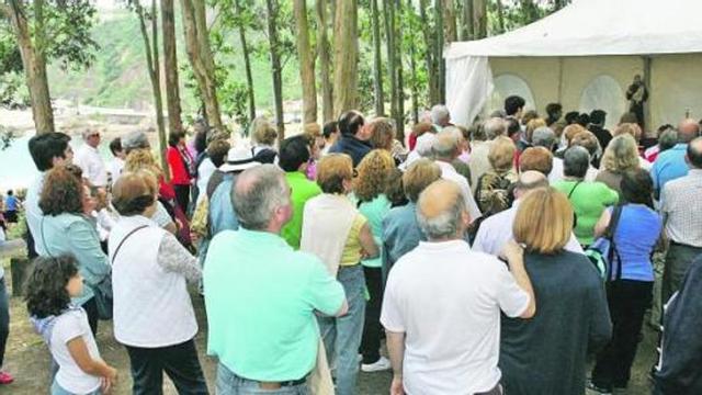 Asistentes a la misa de campaña, ayer, en Candás, con el santo bajo la carpa.
