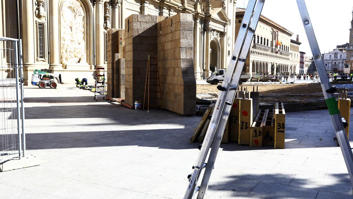 Ha comenzado el montaje del gigantesco belén de la plaza del Pilar.