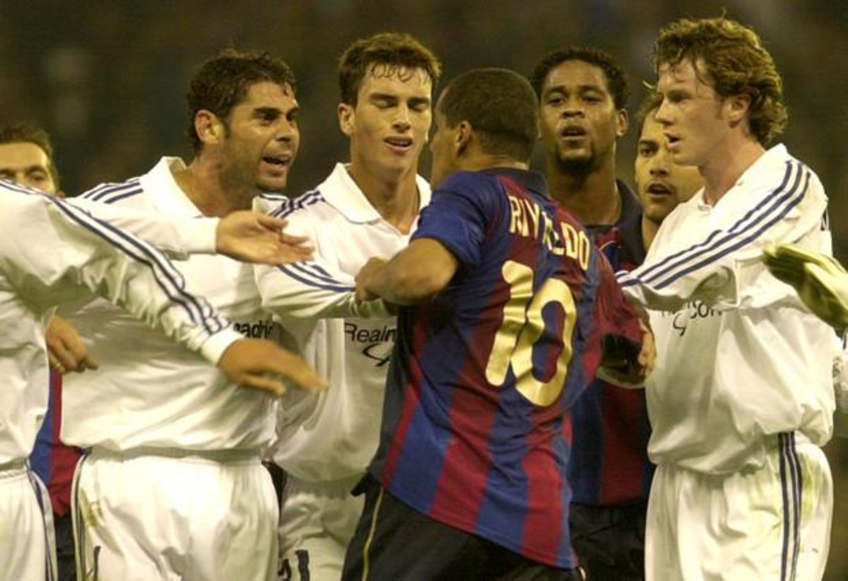 Rivaldo en una tangana envoltat per jugadors del Reial Madrid