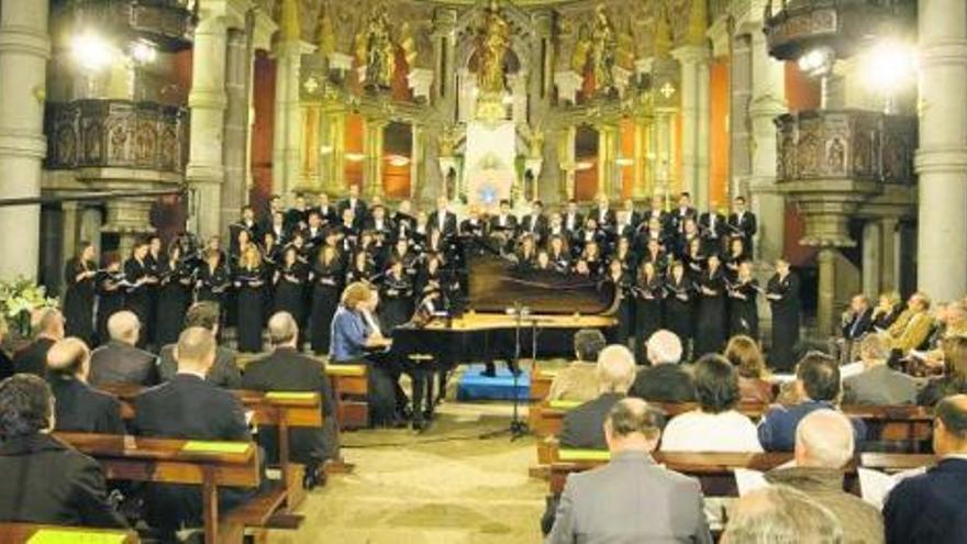 El coro de la Fundación Príncipe de Asturias, durante el concierto celebrado ayer en la basílica del Sagrado Corazón.
