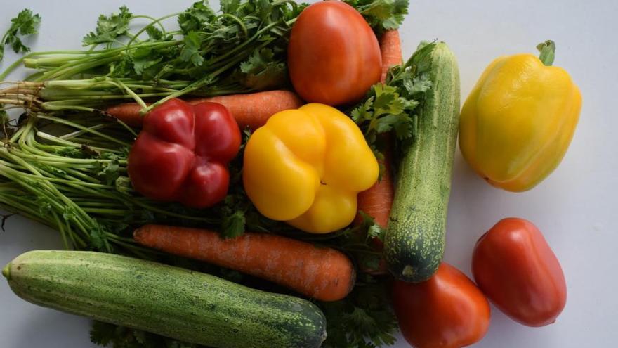 Para sobrellevar el cambio hay que tomar frutas y verduras.