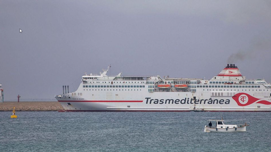 Un barco de Trasmediterránea.