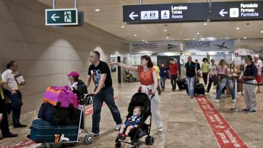 El aeropuerto supera los diez millones de pasajeros y mantiene 3.000 empleos