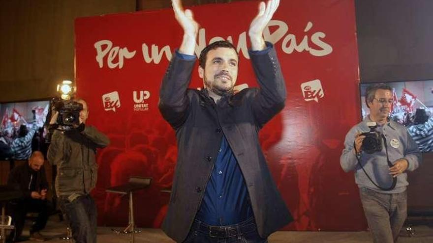 &quot;Si no hay debates en TV, los habrá en la calle&quot;  |  El candidato de Unidad Popular/IU Alberto Garzón, en la imagen en un acto electoral en Alicante, avisa de que, si a su partido no le invitan a los debates televisivos, ellos los harán &quot;en la calle&quot;.