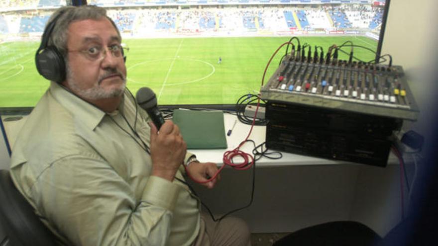 José Luis Naya en su cabina en el estadio de Riazor en 2001.