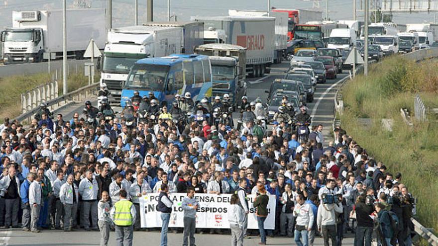 Més de mil treballadors de Nissan van tallar ahir la Ronda Litoral de Barcelona a l&#039;alçada de la Zona Franca.