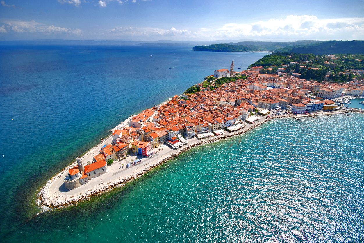 La ciudad de Piran se caracteriza por su arquitectura gótica veneciana y sus vistas al mar Adriático