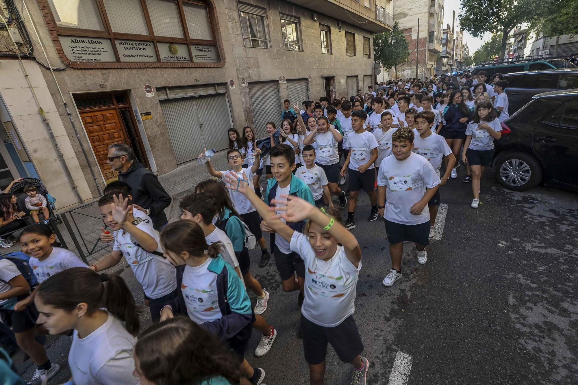 La carrera solidaria contra la leucemia infantil en el colegio San Jose de Calasanz Elche